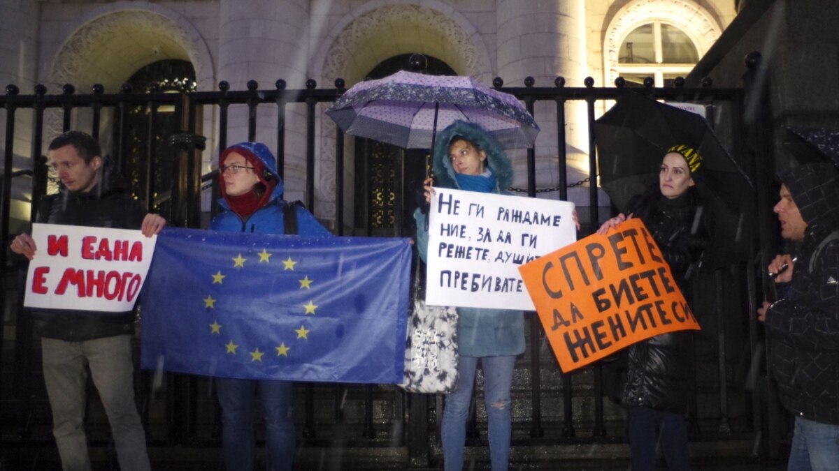 По хлъзгавия булевард Витоша“ в София минава скромно шествие под