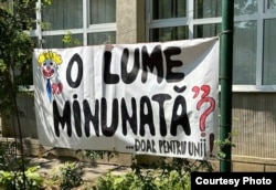 Banner afișat pe porțile unei școli din Craiova.