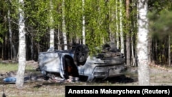 Automobil Audi pored kratera nastalog eksplozijom u kojoj je poginuo vozač, a ranjen je ruski desničar, pisar Zahar Prilepin, Nižnji Novgorod, 7. maj 2023. 