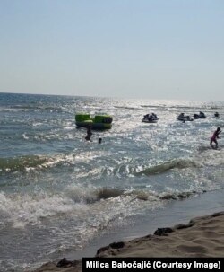 Velika plaža, fotografija pokazuje blizinu skutera kupačima i obali (Ulcinj, jul 2024)