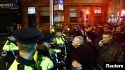 Interventna policija na ulicama Dublina nakon napada u kojem je pet osoba povrijeđeno