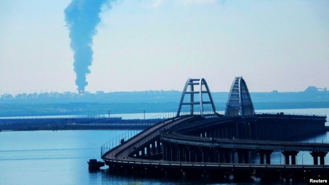 Із території окупованого Криму за Керченською протокою видно пожежу на нафтобазі біля Кримського мосту, травень 2023 року