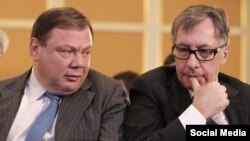 Mihail Fridman (stânga) și Piotr Aven au fost incluși pe listele de sancțiuni după începerea invaziei rusești în Ucraina, în 2022. 