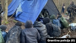 Migranti pronađeni u ilegalnom kampu kod Donjeg Svilaja, 8. decembra 2023.