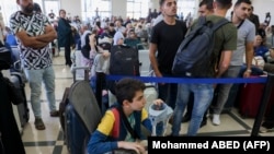 Палестинці з подвійним громадянством й іноземці чекають, щоб перетнути прикордонний пункт Рафах з Єгиптом, на півдні Сектору Гази, 7 листопада 2023 року