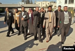 Kandidati militantne grupe Hamas stižu u glasački centar u gradu Beit Lahiya na sjeveru Gaze 5. maja 2005.