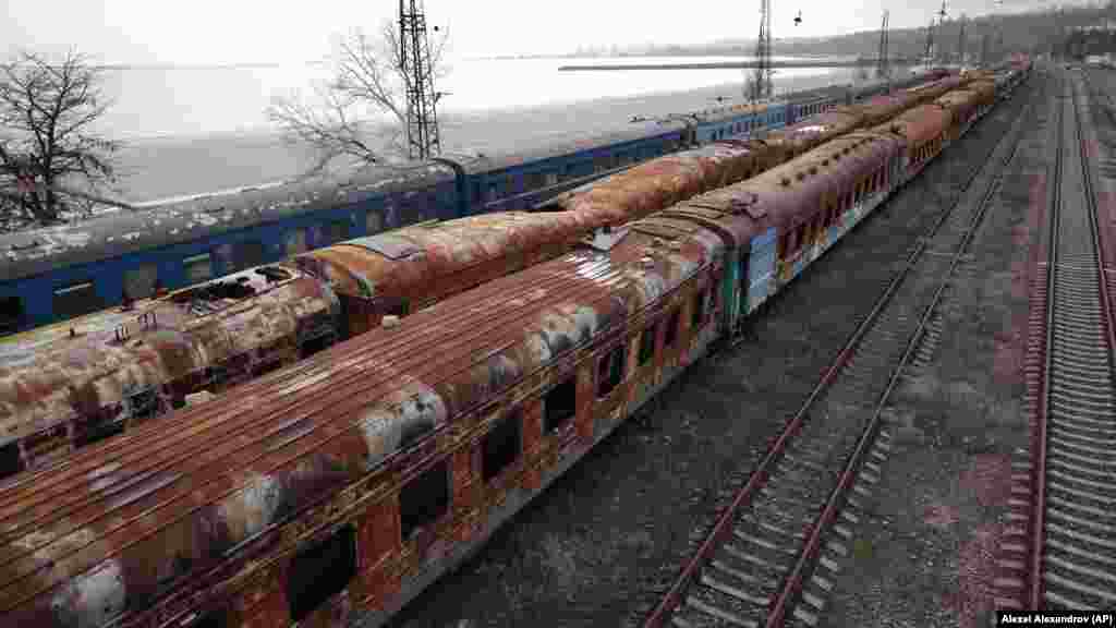 Kiégett vasúti kocsik Mariupol tengerpartján 2023. február 25-én
