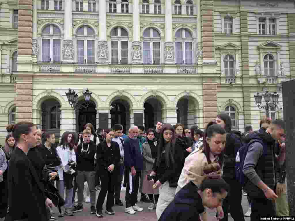 Građani Novog Sada takođe odaju počast žrtvama pucnjave u školi u Beogradu