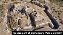 Sa tvrđave, koja je u Crnoj Gori proglašena za nepokretno kulturno dobro, pruža se pogled na Bokokotorski zaliv, februar 2024.