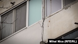 Bloc de apartamente cu ziduri crăpate din Drumul Taberei, considerat oficial „fără risc” în caz de seism.