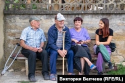  Виктория с част от жителите на село Лик. 