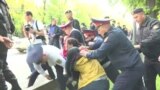 Аузын жабу, камерасын көлегейлеу. Азаттық көрген кедергі 