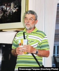 Янко Рамач під час виступу на презентації книжки «Блукаючий народ» у Новосадській бібліотеці у Сербії, 2013 рік