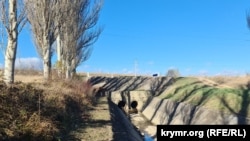 Канал от плотины Тайганского водохранилища в реку Биюк-Карасу в Крыму, Украина, 6 ноября 2023 года