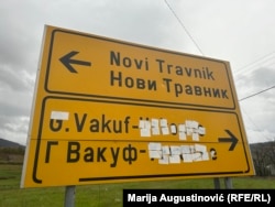 Putokaz u blizini grada s naljepnicama na natpisu "Uskoplje".