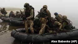 Группа украинских морских пехотинцев переправляется через Днепр в Херсонской области на оккупированный российской армией левый берег Днепра, 14 октября 2023 года