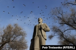 Памятник советскому партийному деятелю Михаилу Калинину. Алматы, 26 ноября 2023 года