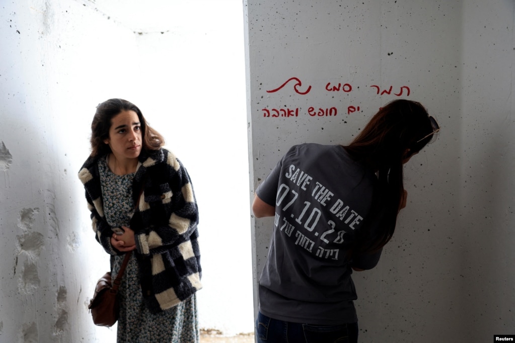 Vajzat duke vizituar një strehimore nga bombat ku njerëzit që kërkuan të mbroheshin më 7 tetor, u sulmuan dhe vranë nga persona të armatosur palestinezë të Hamasit.