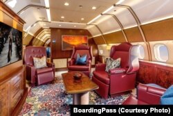 Interior din avionul de lux pe care Administrația Prezidențială l-a închiriat pentru vizita de 5 zile a președintelui Klaus Iohannis în Japonia și Singapore.