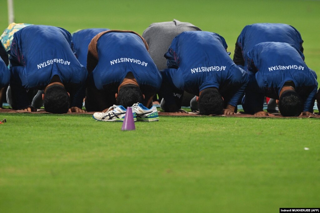 Lojtarët afganë duke u lutur gjatë stërvitjeve në prag të ndeshjes për Kupën Botërore të Kriketit për meshkuj 2023, kundër Australisë.