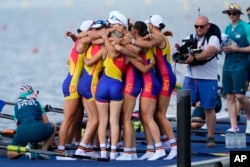 Echipajul feminin de 8+1 al României, câştigător al medaliei de aur la Paris, în componenţa: Amalia Bereş, Simona Radiş, Ioana Vrînceanu, Roxana Anghel, Maria Lehaci, Adriana Adam, Ancuţa Bodnar, Victoria Ştefania Petreanu şi Maria Magdalena Rus.