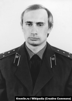 Володимир Путін у формі капітана КДБ, 1980 рік