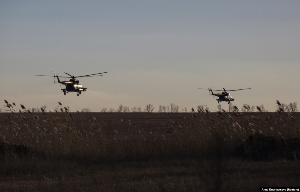 Helikopterët e Forcave të Armatosura të Ukrainës duke fluturuar mbi një fushë jashtë Bahmutit .  