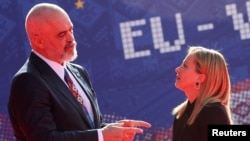 Kryeministri i Shqipërisë, Edi Rama, dhe kryeministrja italiane, Giorgia Meloni, para një samitit të BE- Ballkani Perëndimor në Tiranë, më 6 dhjetor 2023.