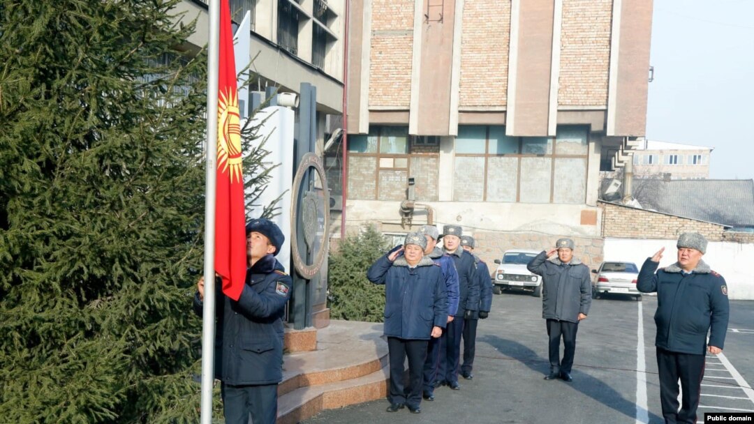 Чүй облустук милициясы Жогорку Кеңеш кабыл алган желекти илди. 3-январь, 2023-жыл.
