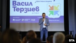  Васил Терзиев показва програмата на „ Обединени за София “, 12 октомври 2023 година 