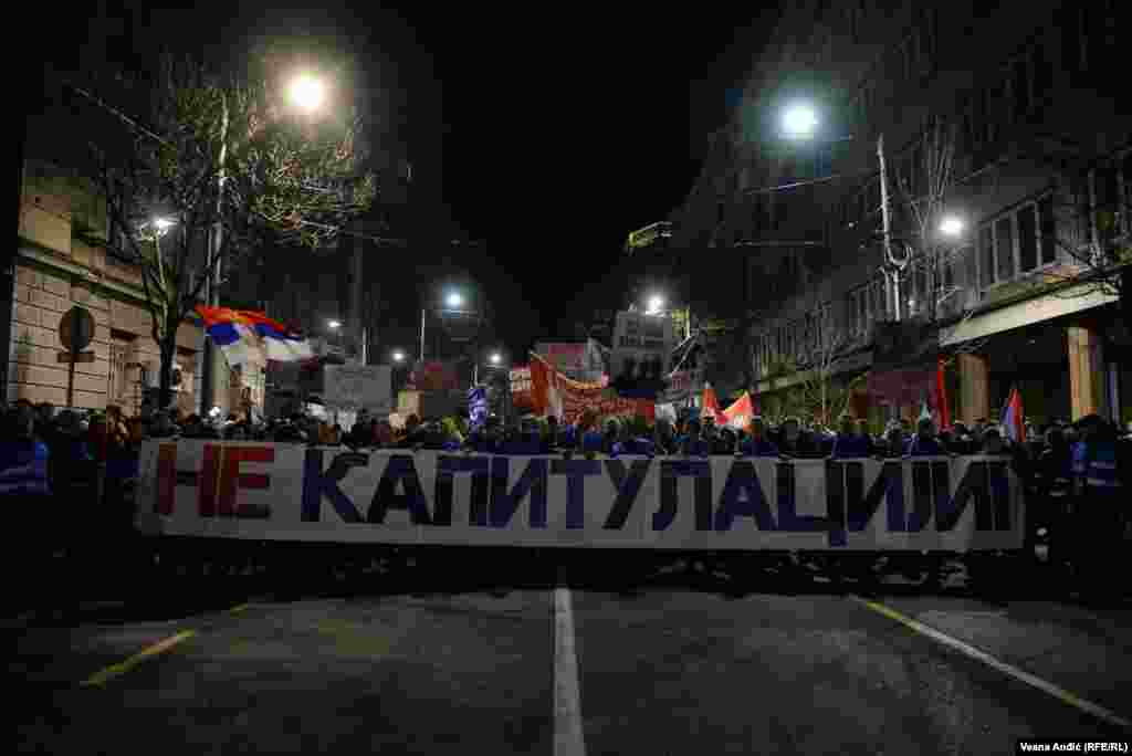 Desničarski protest protiv evropskog plana za rešavanje odnosa sa Kosovom održava se pod parolom &quot;Ne kapitulaciji&quot; i uz povike &quot;Kosovo je Srbija&quot;.