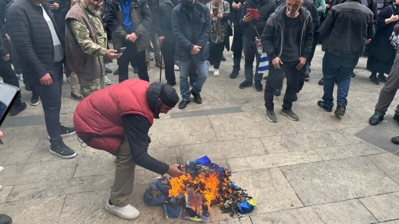 EU-ს დროშის დაზიანების გამო რამდენიმე ადამიანი დააჯარიმეს, მათ შორის ზურა მახარაძე