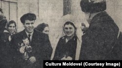 Mirele și mireasa ieșind de la „cununia” civilă. „Cultura Moldovei”, 15 Martie 1964