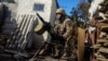 Ukrajinski vojnik ispaljuje granatu, dok se nastavlja ruski napad na ukrajinski grad Bahmut, u oblasti Donjecka (3. mart 2023. godine)