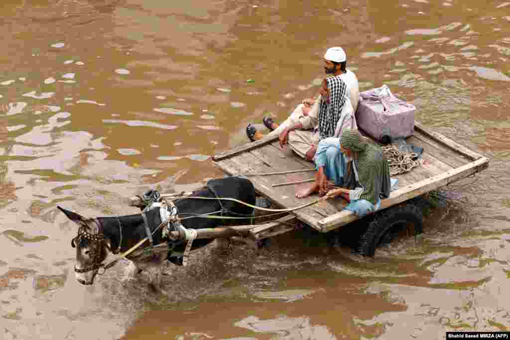 Thousands of people have been evacuating from coastal areas amid predictions by authorities of an imminent cyclonic storm.