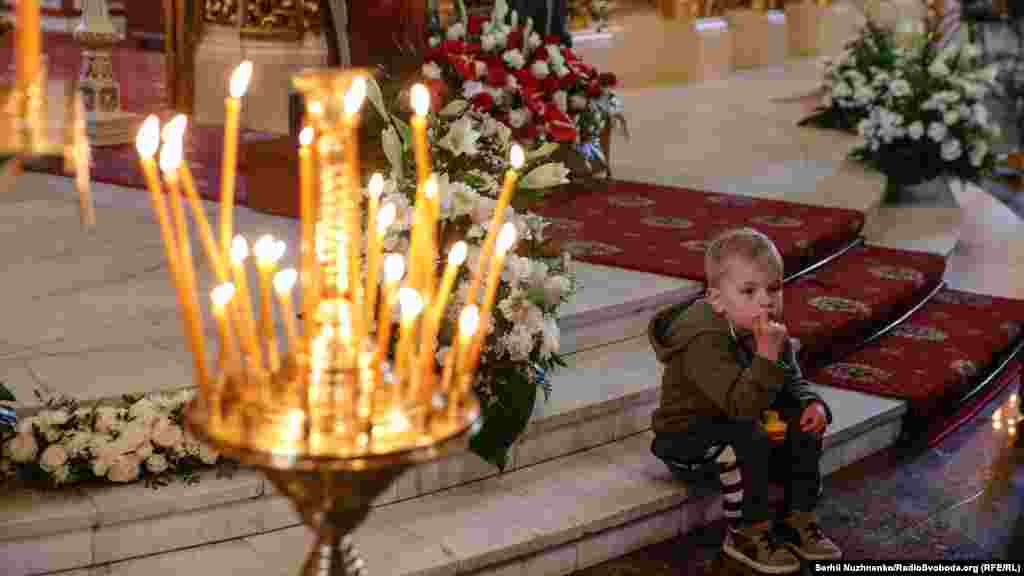 A húsvéti gyertya a feltámadt Krisztust jelképezi