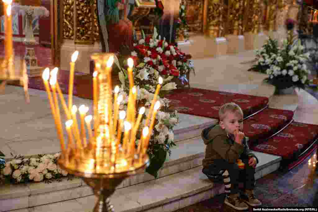 Маленький прихожанин під час Великодніх богослужінь у Михайлівському соборі. Київ, 5 травня 2024 року