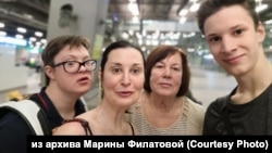 Ваня Рыжков (крайний слева) с семьей