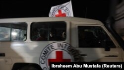 Vozilo Crvnog krsta u konvoju za koji se veruje da prevozi taoce koje je oslobodio Hamas, jug Pojasa Gaze, 25. novembar 2023.