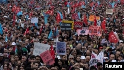 Marshi i mbajtur nga mbështetësit e opozitës në Stamboll.