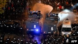 Кадър от протеста срещу тогавашното ръководство на БФС на 16 ноември 2023 г. Полицията атакува протестиращите с агресия и водни оръдия.