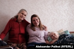 Grazyna Slawinska (középen) Harkiv Szaltivka kerületében él, ahol az ott maradt emberekről gondoskodik