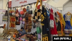 زنان در مرکز تجارتی شهر مزارشریف بیشتر صنایع دستی و لوازم آرایشی به فروش می رساندند
