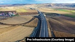 Lucrările la tronsonul dintre Chețani și Câmpia Turzii (autostrada Transilvania) au avansat în 2023. Porțiunea care va permite circulația neîntreruptă pe 120 km de drum rapid între Târgu-Mureș și Gilău, lângă Cluj-Napoca, va fi inaugurată în decembrie, promit autoritățile.