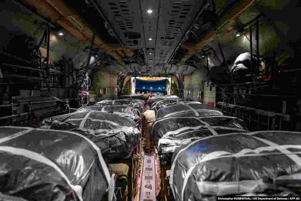 Palete s humanitarnom pomoći opremljene padobranima za ispuštanje iznad Gaze na C-130J Super Hercules utovarene su i pripremljene za polijetanje na nepoznatoj lokaciji u jugozapadnoj Aziji, 1. marta 2024.