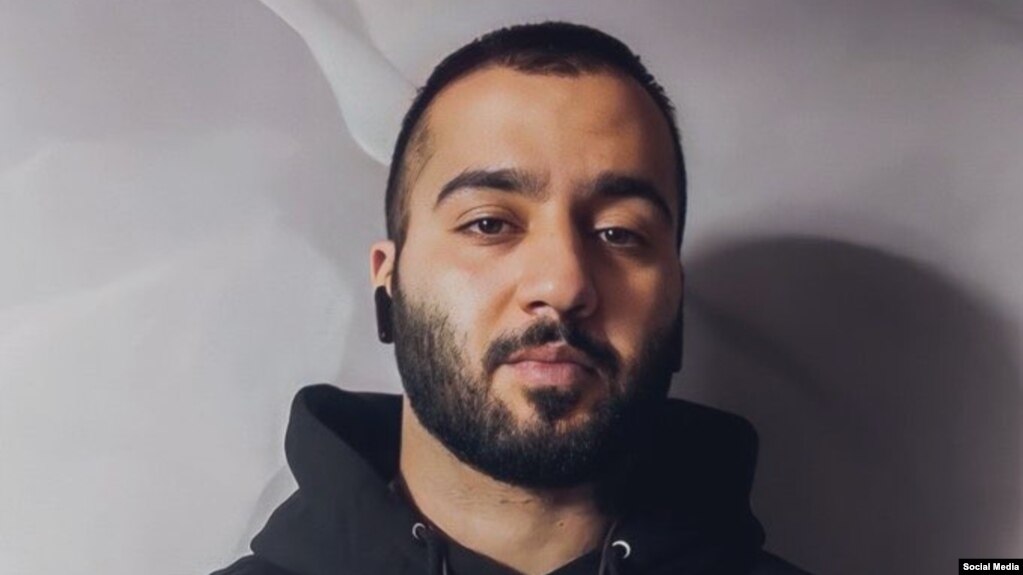 «پای راست، انگشتان دست چپ و چشم راست» این خواننده معترض پیش از این به دلیل «ضرب‌وجرح» در زمان بازداشت آسیب دیده و پای راست او «نیاز به جراحی دارد»