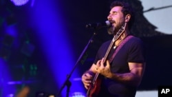  Серж Танкиян през 2014 година по време на концерт в Калифорния. 