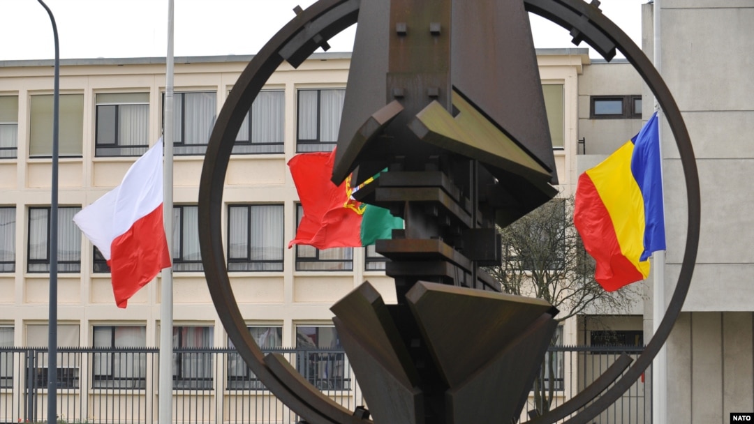 România a intrat în Organizația Tratatului Atlanticului de Nord (NATO) pe 29 martie 2004, după ce Guvernul României a inițiat primele relații cu blocul militar chiar la începutul anilor '90.