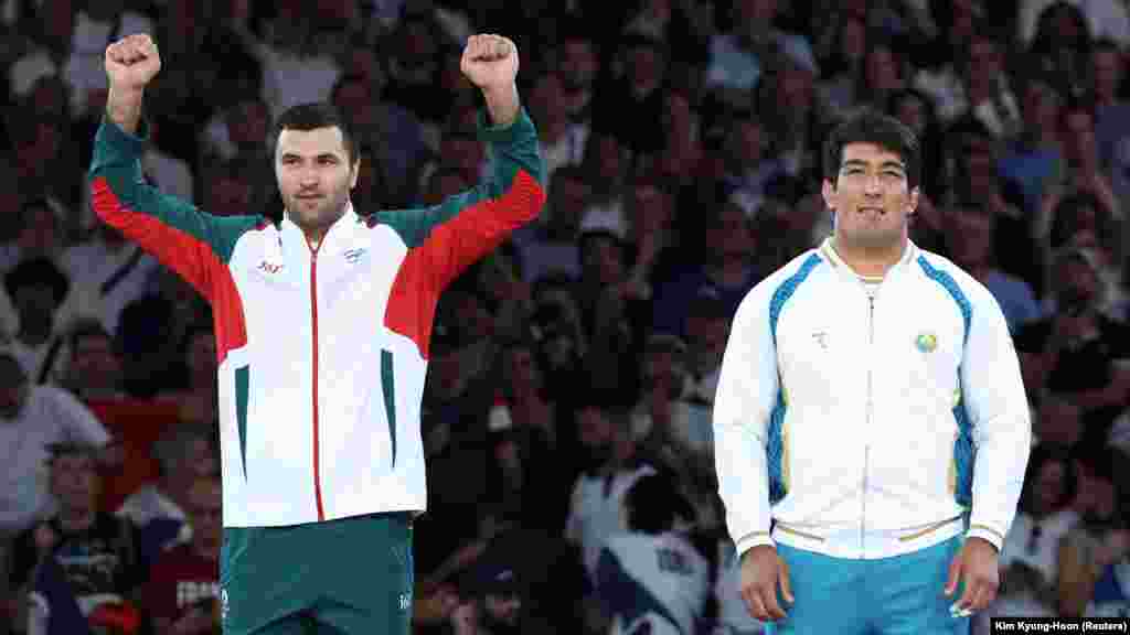 Bronze medalists Alisher Yusupov of Uzbekistan (right) and Temur Rakhimov of Tajikistan celebrate after competing in the men&#39;s +100-kilogram judo quarterfinal on August 2.