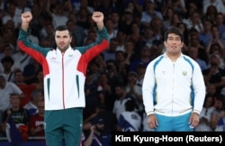 Alisher Yusupov of Uzbekistan (right) and Temur Rakhimov of Tajikistan celebrate winning bronze medals in the +100-kilogram judo competition on August 2.